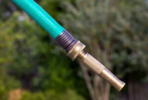 Jak wymienić uszkodzoną końcówkę węża ogrodowego