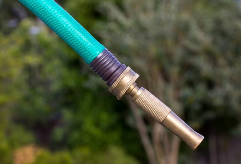 Jak wymienić uszkodzoną końcówkę węża ogrodowego