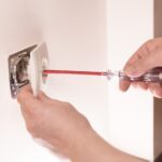 Jak wymienić uszkodzony łącznik światła w przedpokoju