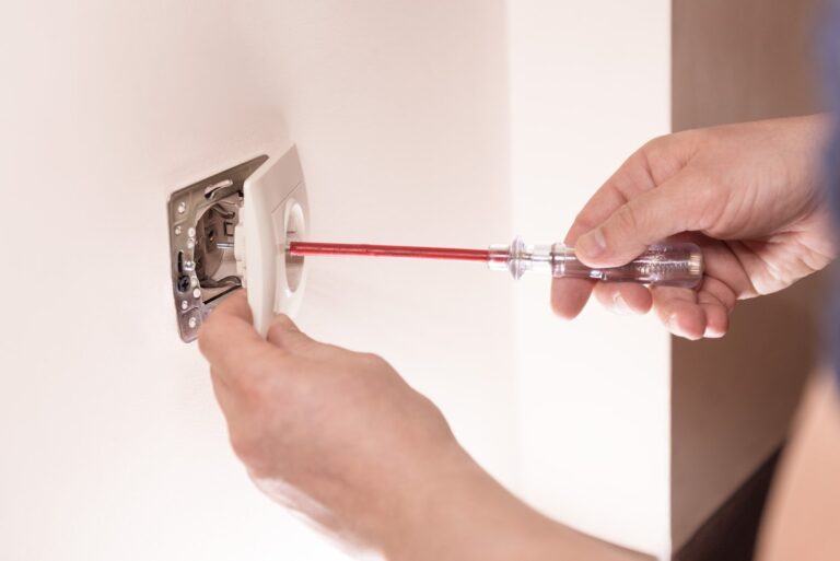 Jak wymienić uszkodzony łącznik światła w przedpokoju