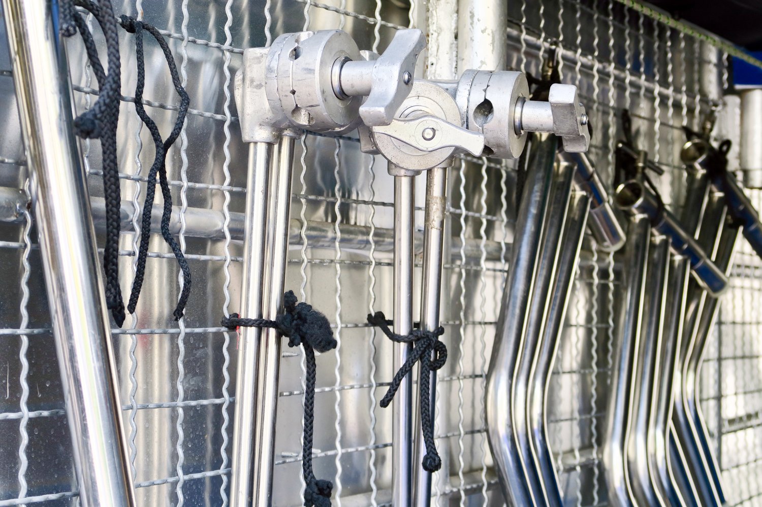 Wybór właściwych systemów mocowania rur zapewni trwałość instalacji hydraulicznych