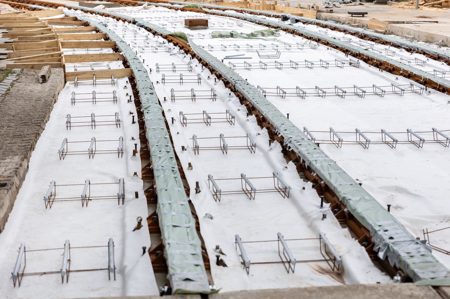 Podcisnieniowe odwodnienie dachów płaskich zapewnia skuteczną ochronę budynków