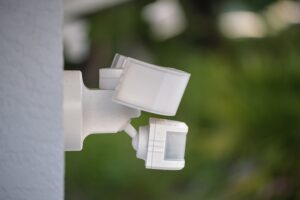 Co zrobić gdy czujnik ruchu reaguje bez powodu? Regulacja czułości urządzenia