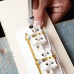 Co zrobić gdy gniazdko elektryczne nie trzyma wtyczki? Sposoby naprawy