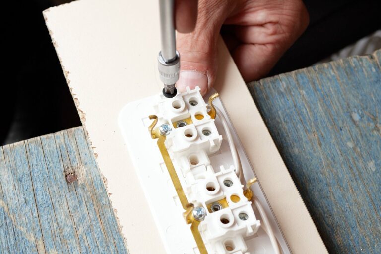 Co zrobić gdy gniazdko elektryczne nie trzyma wtyczki? Sposoby naprawy