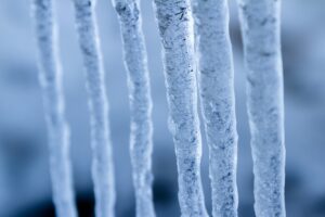 Co zrobić gdy instalacja wodna zamarzła w domu? Praktyczne sposoby odmrażania