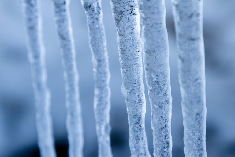 Co zrobić gdy instalacja wodna zamarzła w domu? Praktyczne sposoby odmrażania