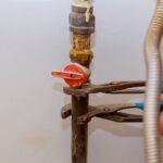 Dlaczego bojler traci wodę przez zawór bezpieczeństwa? Przyczyny przecieków