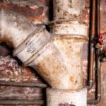 Dlaczego rura kanalizacyjna bulgocze podczas spuszczania pralki? Diagnostyka problemu