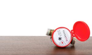 Dlaczego woda kapie ze złączki przy wodomierzu? Diagnostyka przecieków