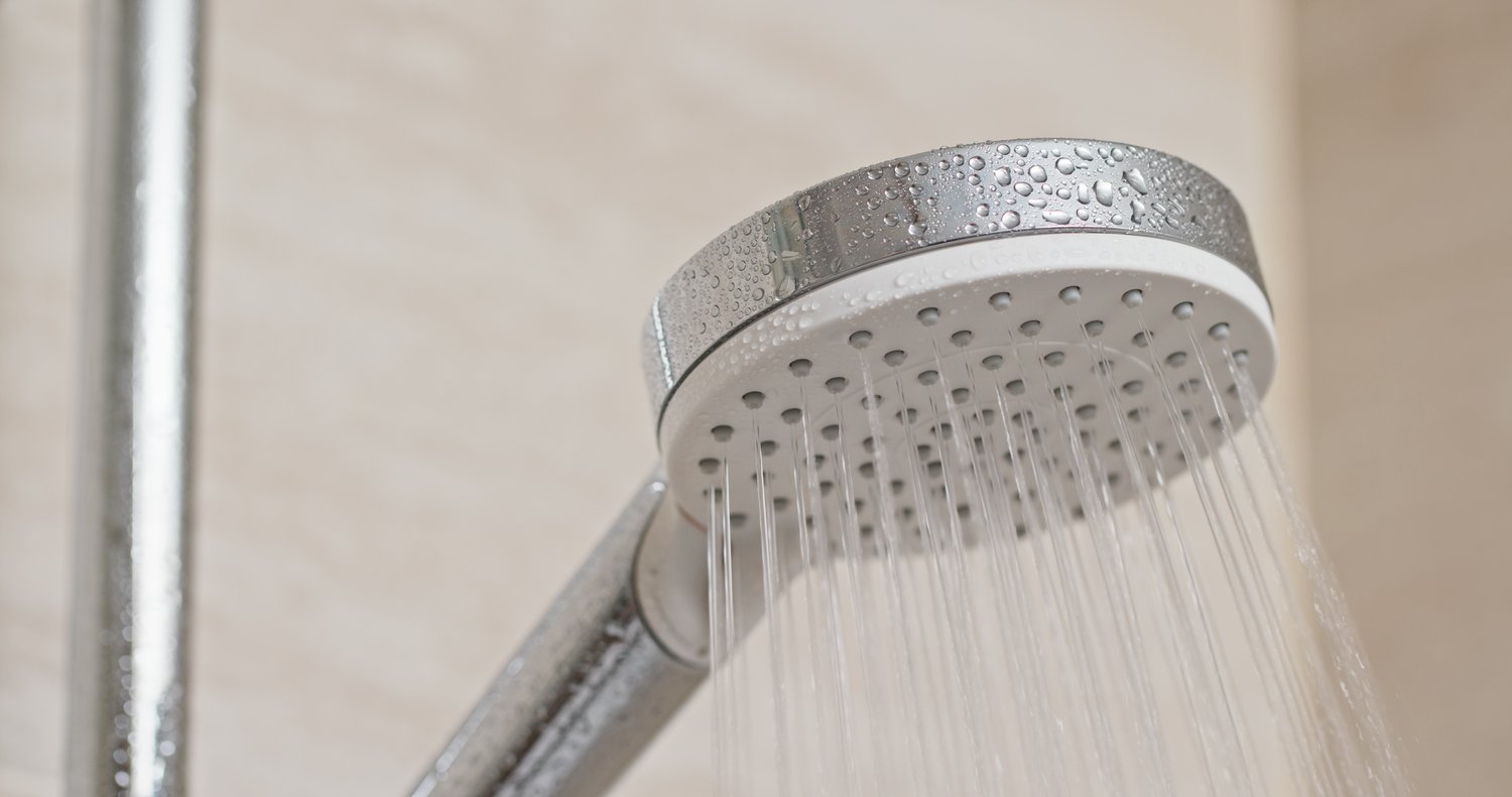 Dlaczego woda z prysznica ma słaby napór tylko wieczorem? Przyczyny spadku ciśnienia