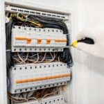 Jak rozpoznać przeciążoną instalację elektryczną w starym domu? Oznaki problemów