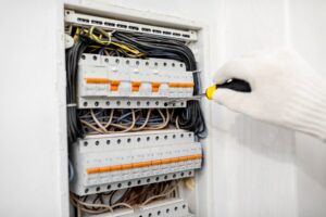 Jak rozpoznać przeciążoną instalację elektryczną w starym domu? Oznaki problemów