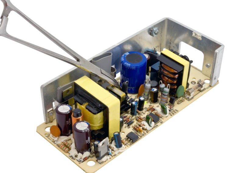 Jak rozpoznać uszkodzony zasilacz LED? Objawy awarii i wymiana