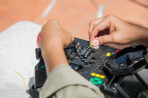 Jak sprawdzić czy przewód elektryczny jest uszkodzony? Proste metody diagnostyki