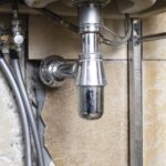 Jak sprawdzić czy syfon w umywalce jest drożny? Metody kontroli przepływu