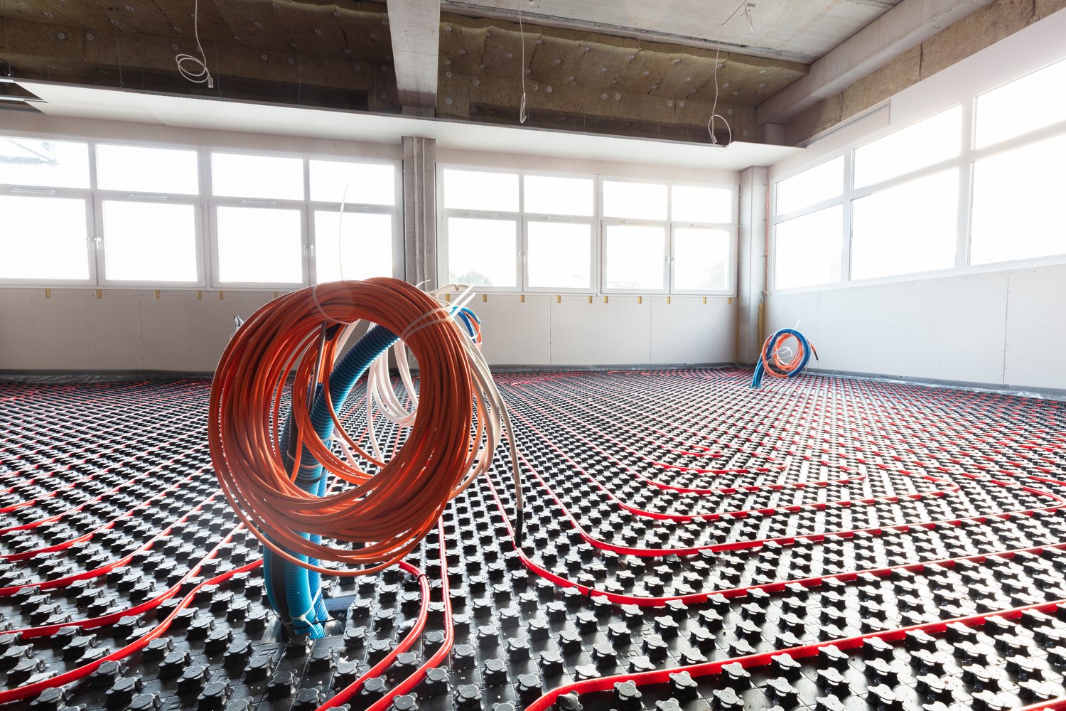 Jak wybrać odpowiednią folię pod ogrzewanie podłogowe w instalacji grzewczej