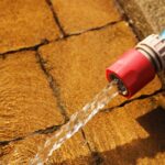 Co zrobić gdy rura spustowa rynny jest zatkana? Metody udrażniania