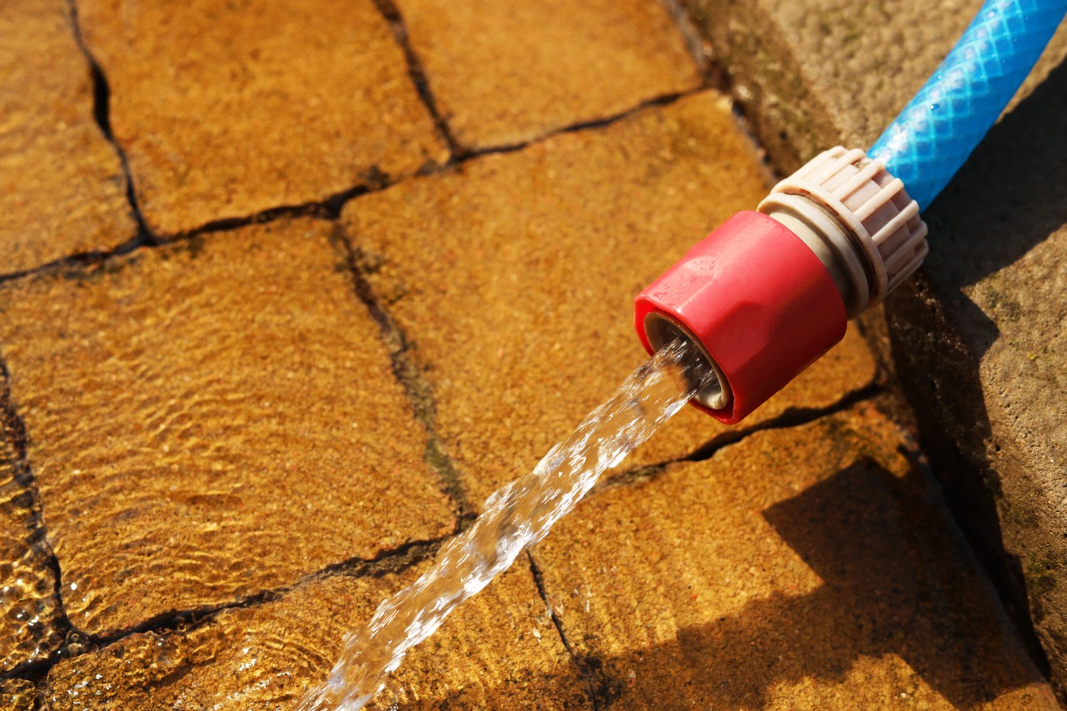 Co zrobić gdy rura spustowa rynny jest zatkana? Metody udrażniania