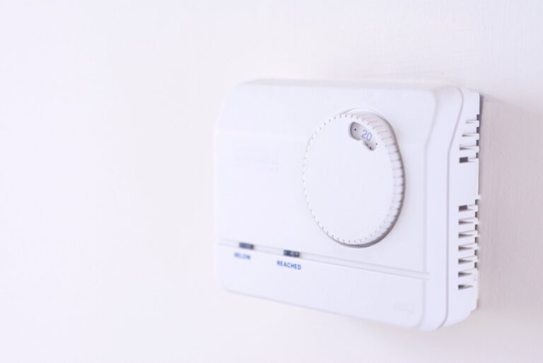 Dlaczego bojler wyłącza się przed osiągnięciem zadanej temperatury? Analiza termostatu