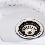 Dlaczego woda w umywalce odpływa tylko po jednej stronie? Diagnostyka syfonów