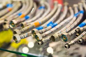 Jak rozpoznać zużyte węże w pralce? Oznaki konieczności wymiany