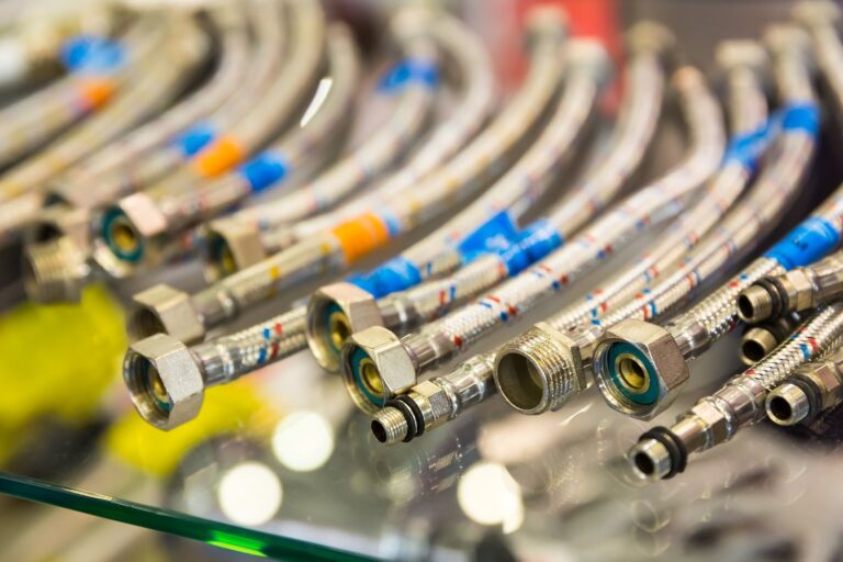 Jak rozpoznać zużyte węże w pralce? Oznaki konieczności wymiany