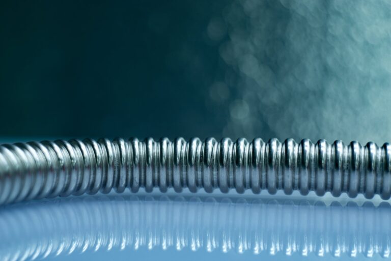 Jak sprawdzić czy wężyk natryskowy wymaga wymiany? Kontrola uszkodzeń